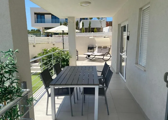 Διαμέρισμα Ellavis *