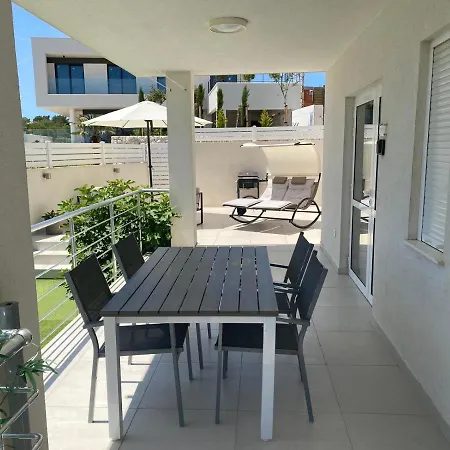 Apartament Ellavis *