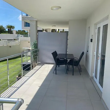 Apartament Ellavis Vis